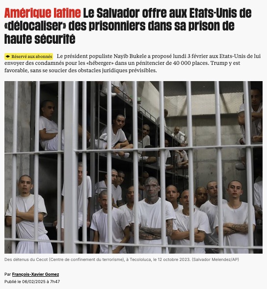 des détenus en blanc derrière des barreaux au crâne rasé.